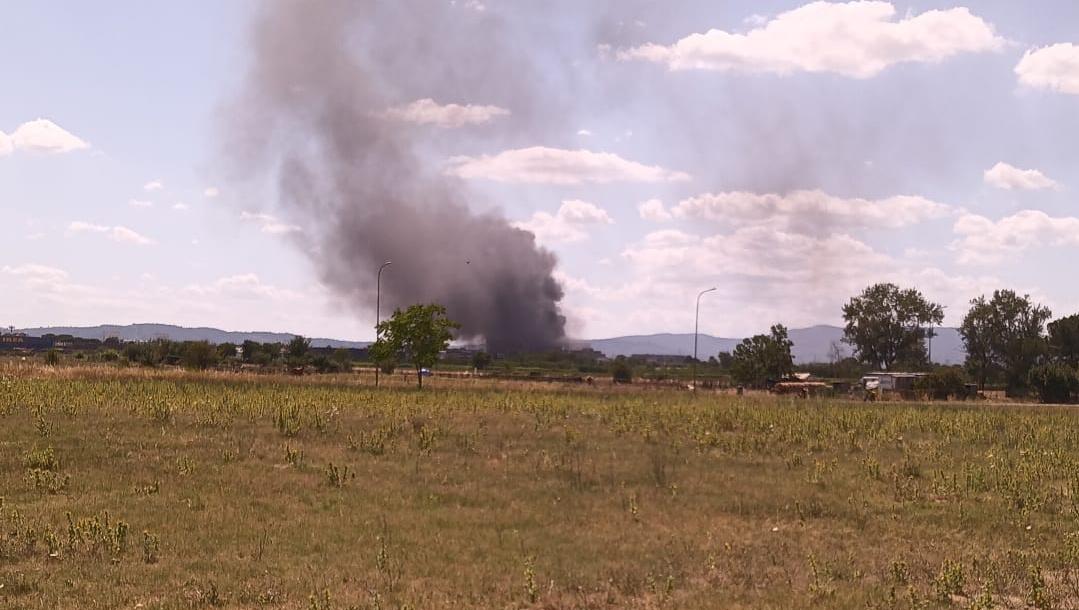 Firenze, incendio in un parcheggio: alta colonna di fumo nero, arrivano i vigili del fuoco Firenze, incendio in un parcheggio: alta colonna di fumo nero, arrivano i vigili del fuoco