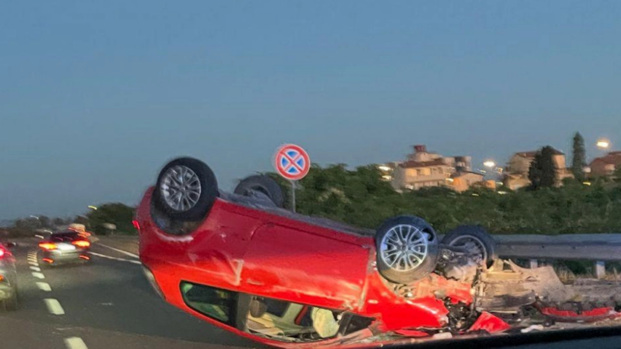 L'auto ribaltata sulla variante Aurelia L'auto ribaltata sulla variante Aurelia