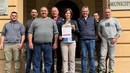 La sindaca Sara D’Ambrosio con alcuni degli agricoltori ricevuti ieri in. Municipio ad Altopascio