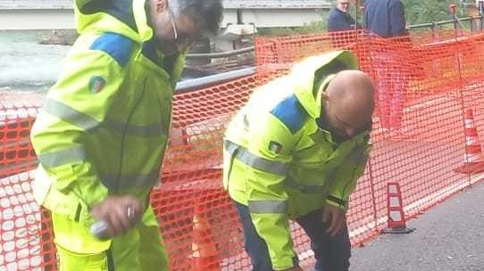 L’azione erosiva del fiume non dà scampo alla statale, ora chiusa. È allarme rosso per la viabilità: corsa contro il tempo per la riapertura. . L’azione erosiva del fiume non dà scampo alla statale, ora chiusa. È allarme rosso per la viabilità: corsa contro il tempo per la riapertura. .