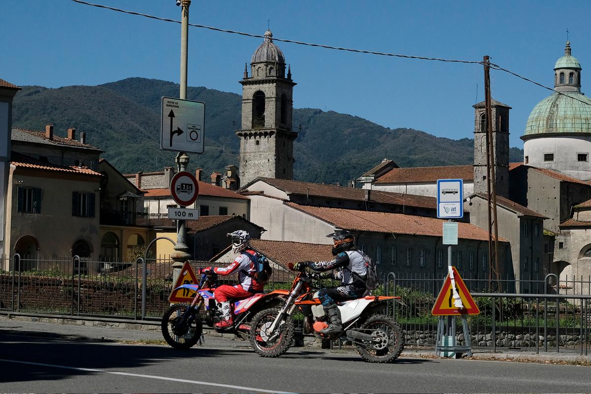 Volo con la moto, centauro salvato nel bosco. Incidente alla Cavalcata nelle valli di Pontremoli
