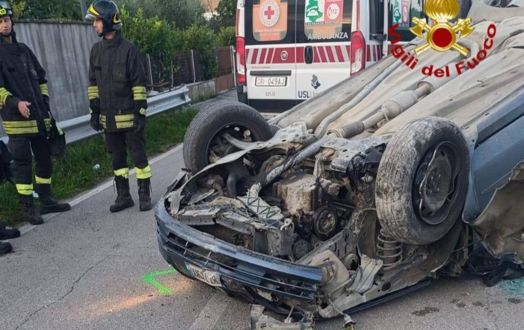 Incidente a Foligno, auto urta un cancello e si ribalta: un ferito