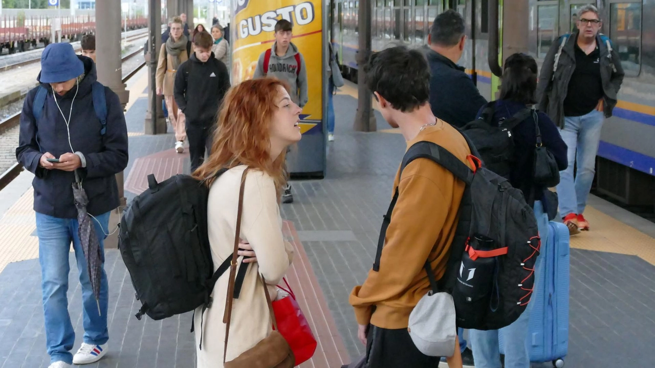 Pendolari in attesa del treno alla stazione ferroviaria; ieri è stata una giornata complicata per i viaggiatori (foto d’archivio) Pendolari in attesa del treno alla stazione ferroviaria; ieri è stata una giornata complicata per i viaggiatori (foto d’archivio)