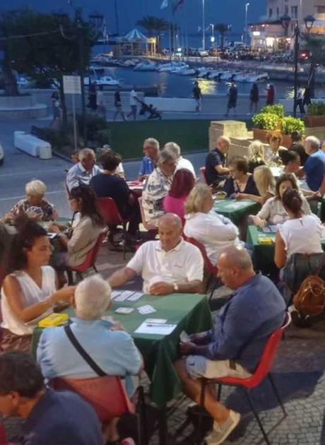 https://www.lanazione.it/image-service/view/acePublic/alias/contentid/MTM4Y2Q5YWItZWU4NC00/0/il-burraco-della-solidarieta-vince-il-sindaco-cerulli.jpeg?f=1.90:1&h=630