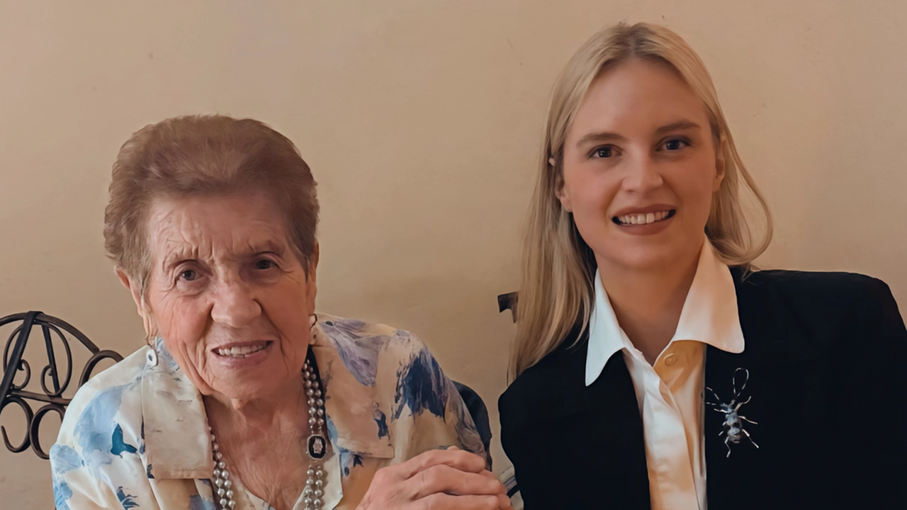 Il riconoscimento alla stella dei social è arrivato dalle mani di Laura Inghirami in nome della pasta "Entrambe abbiamo un grande attaccamento verso la nostra città". La novantenne: "Che emozione". Il riconoscimento alla stella dei social è arrivato dalle mani di Laura Inghirami in nome della pasta "Entrambe abbiamo un grande attaccamento verso la nostra città". La novantenne: "Che emozione".