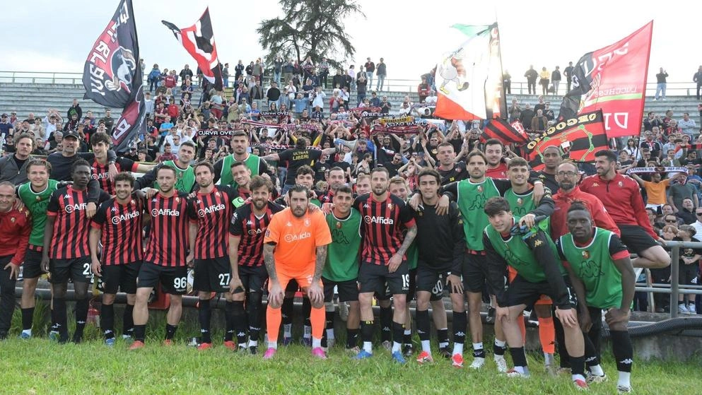 I rossoneri davanti alla Ovest con i tifosi festanti, dopo la pur inutile vittoria sulla Torres: ora c’è da completare l’opera ai play-out I rossoneri davanti alla Ovest con i tifosi festanti, dopo la pur inutile vittoria sulla Torres: ora c’è da completare l’opera ai play-out