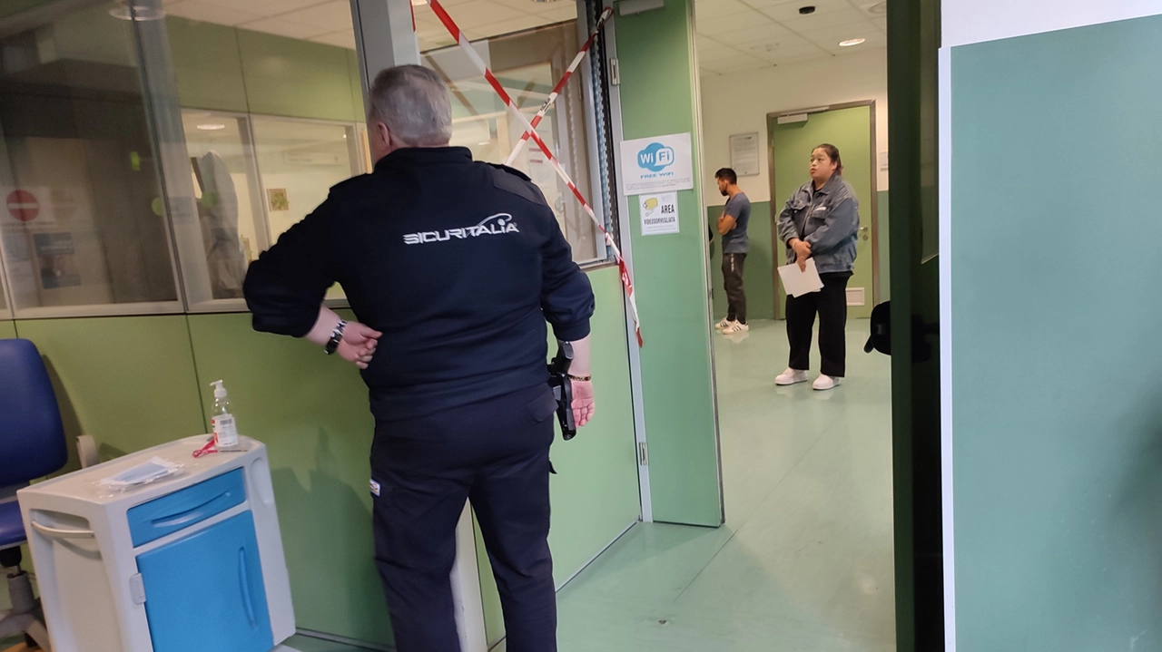 L’interno del pronto soccorso e la vetrata distrutta (Foto Attalmi) L’interno del pronto soccorso e la vetrata distrutta (Foto Attalmi)