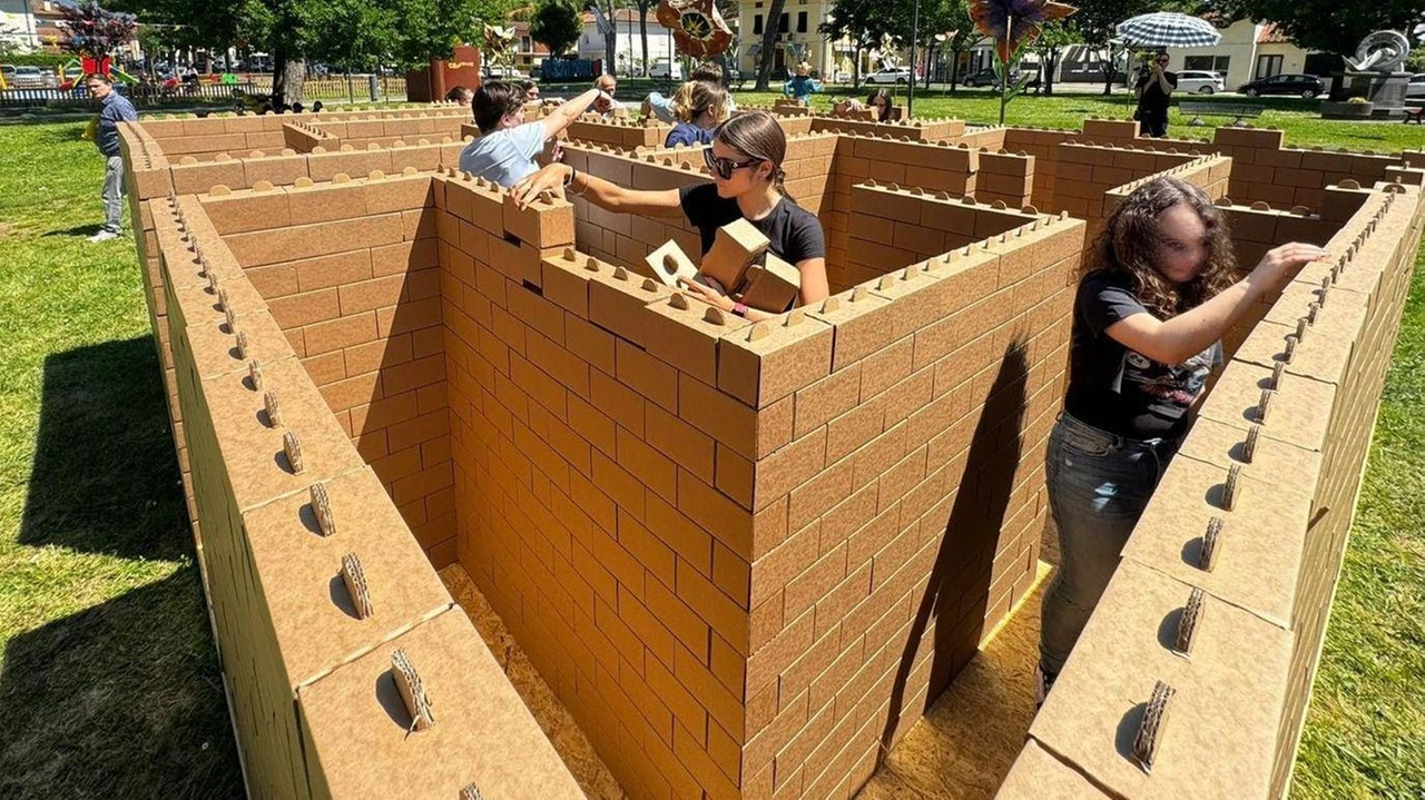 Oggi ultimo giorno per visitare e percorrere il maxi labirinto di cartone montato dagli studenti all’interno della mostra Alfabeto Artigiano Oggi ultimo giorno per visitare e percorrere il maxi labirinto di cartone montato dagli studenti all’interno della mostra Alfabeto Artigiano