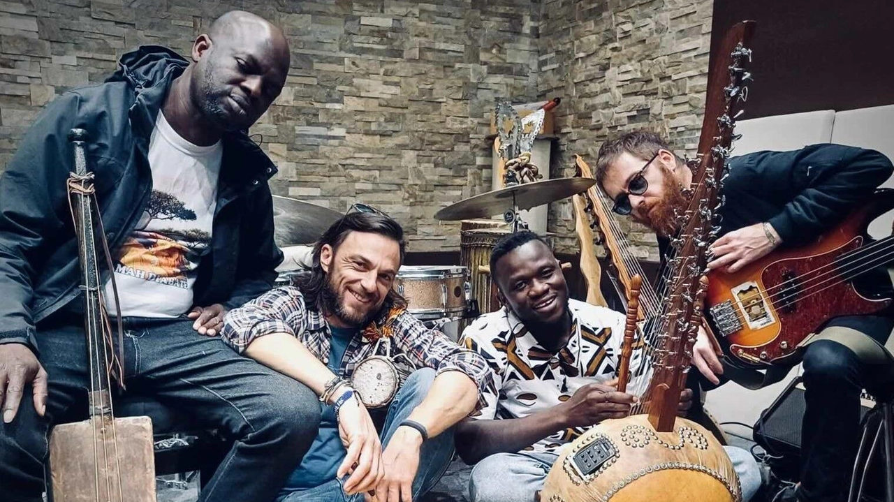 Si parte domani, alle 19, con il live ‘Lolo’: Stefano Pilia, Mamah Diabate,. Jabel Kanuteh e Marco Zanotti. Si parte domani, alle 19, con il live ‘Lolo’: Stefano Pilia, Mamah Diabate,. Jabel Kanuteh e Marco Zanotti.