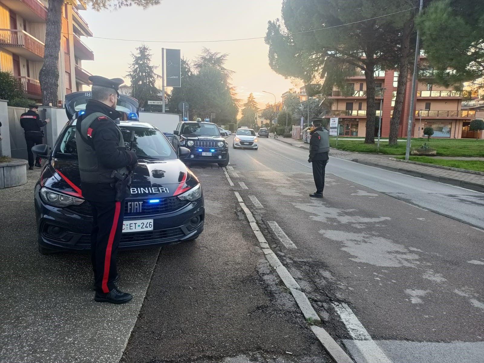 lite violenta tra coinquilini uno dei due accoltellato alla gamba
