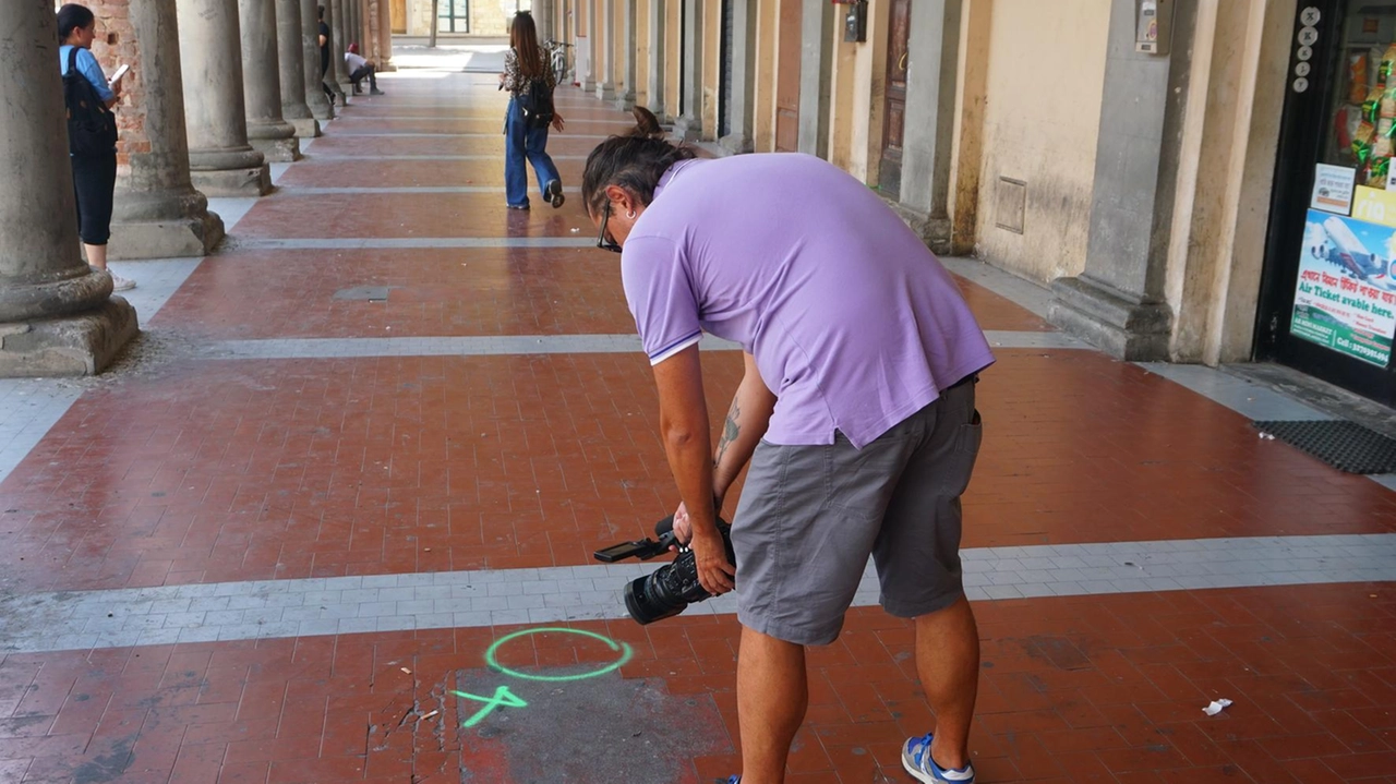 I portici di piazza Vittorio Veneto dove l’uomo è stato ferito da uno sparo