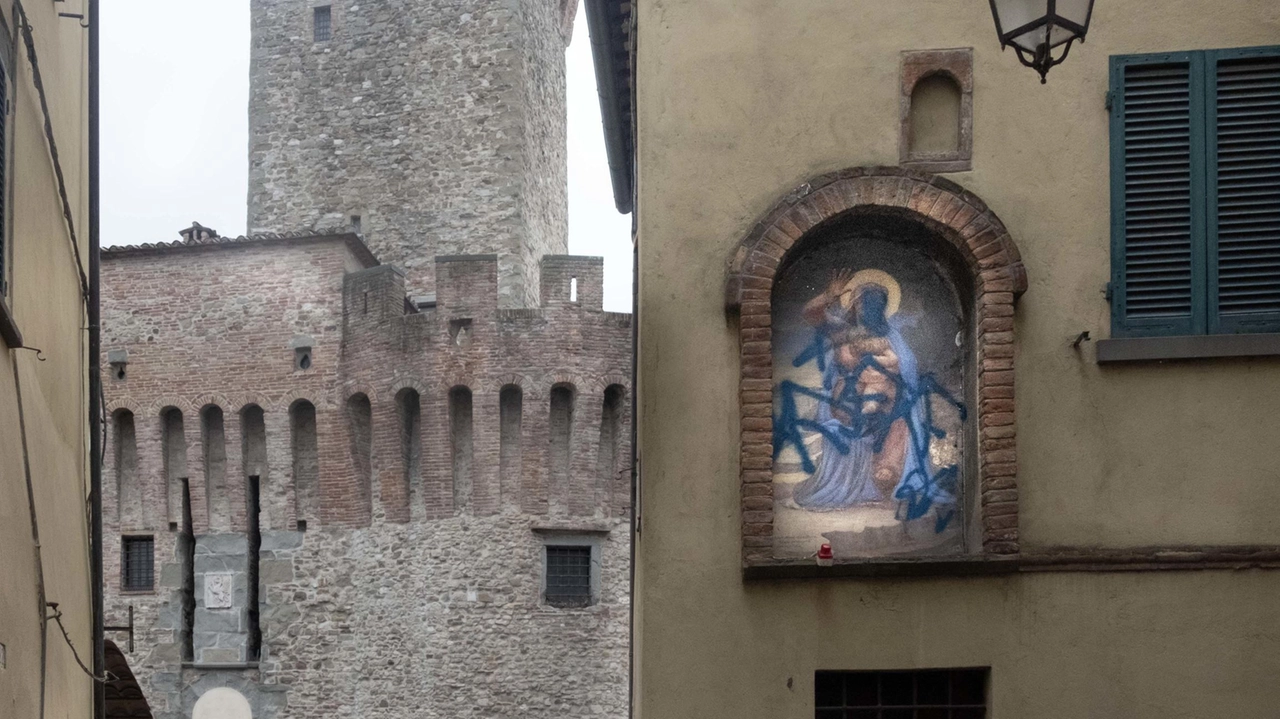 L’affresco della Madonnina di via Alberti è stato. oggetto, nei giorni scorsi,. di un atto di vandalismo che ha indignato i residenti L’affresco della Madonnina di via Alberti è stato. oggetto, nei giorni scorsi,. di un atto di vandalismo che ha indignato i residenti