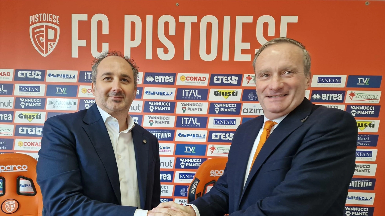 Sorrisi e stretta di mano fra Gabriele Giusti, titolare di Nuova Comauto, e Sergio Iorio, presidente. e azionista di maggioranza della Pistoiese (Castellani) Sorrisi e stretta di mano fra Gabriele Giusti, titolare di Nuova Comauto, e Sergio Iorio, presidente. e azionista di maggioranza della Pistoiese (Castellani)