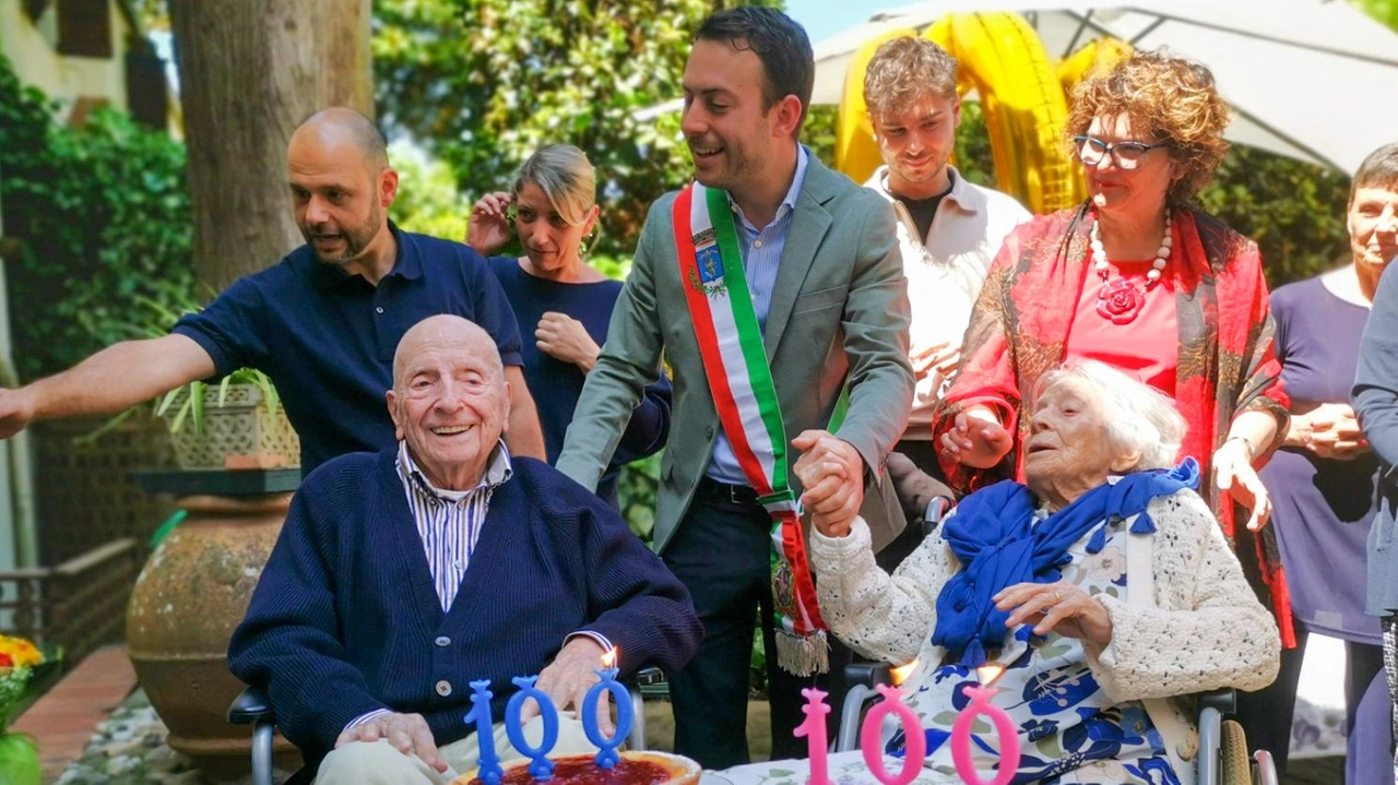 Paolo e Paola Anzidei sono gemelli e nella vita hanno sempre condiviso tutto, anche la torta. Ieri hanno spento cento candeline a testa: "Il segreto della nostra longevità? Stare calmi". Paolo e Paola Anzidei sono gemelli e nella vita hanno sempre condiviso tutto, anche la torta. Ieri hanno spento cento candeline a testa: "Il segreto della nostra longevità? Stare calmi".