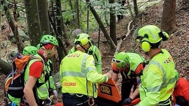 Tradito dal ghiaccio, il giovane è caduto sotto gli occhi di altri escursionisti. È stato tratto in salvo dal Soccorso Alpino e portato a Cisanello con il Pegaso. Tradito dal ghiaccio, il giovane è caduto sotto gli occhi di altri escursionisti. È stato tratto in salvo dal Soccorso Alpino e portato a Cisanello con il Pegaso.