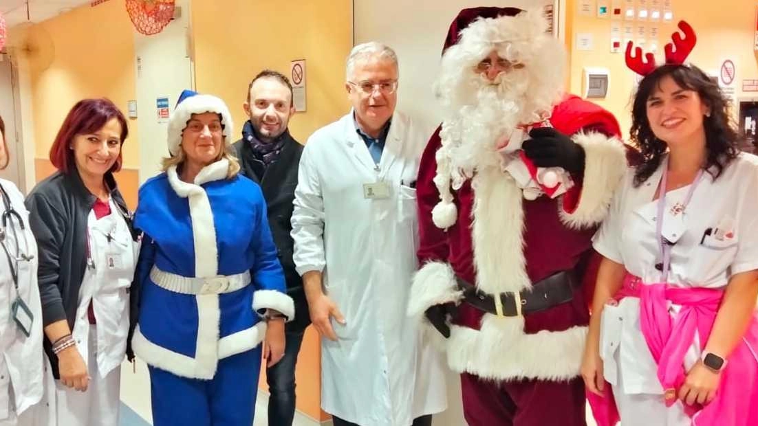 Tanta allegria e un momento di lieta spensieratezza è arrivato nella Pediatria dell’ospedale Apuane di Massa, grazie all’inaspettata visita di... Tanta allegria e un momento di lieta spensieratezza è arrivato nella Pediatria dell’ospedale Apuane di Massa, grazie all’inaspettata visita di...