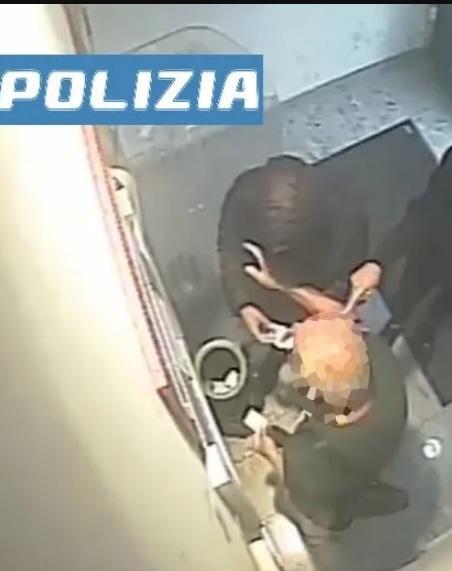 https://www.lanazione.it/image-service/view/acePublic/alias/contentid/MTMzN2MxZjAtNWU3YS00/0/estradato-il-rapinatore-derubo-un-anziano-allo-sportello-bancomat.jpeg