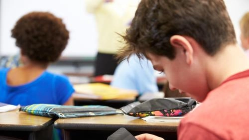 Cambiano le regole: dal 15 settembre cellulari vietati nell’orario scolastico Cambiano le regole: dal 15 settembre cellulari vietati nell’orario scolastico