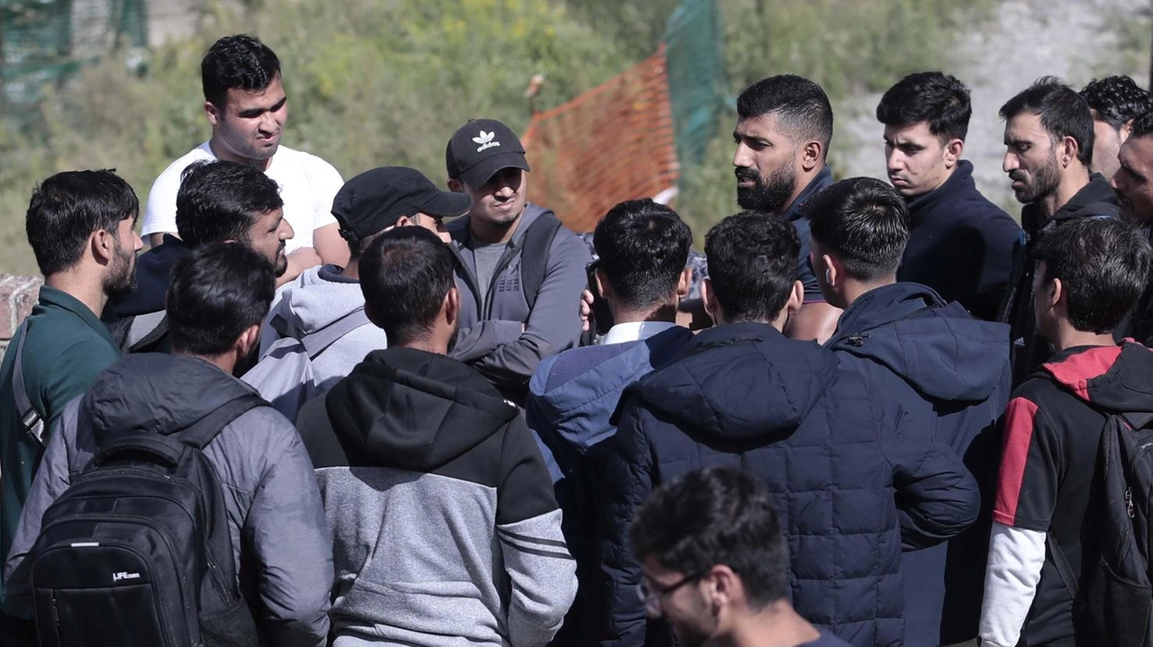 Sono una quarantina i richiedenti asilo pakistanio presenti a Siena; sotto la parlamentare Pd, Laura Boldrini Sono una quarantina i richiedenti asilo pakistanio presenti a Siena; sotto la parlamentare Pd, Laura Boldrini