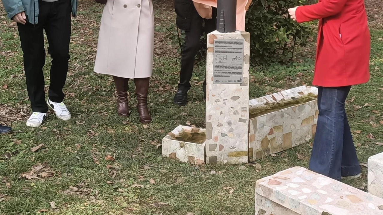 CITTÀ DI CASTELLO - Una piccola statua che raffigura Maria Montessori e un set di arredi concepiti per favorire l’interazione... CITTÀ DI CASTELLO - Una piccola statua che raffigura Maria Montessori e un set di arredi concepiti per favorire l’interazione...