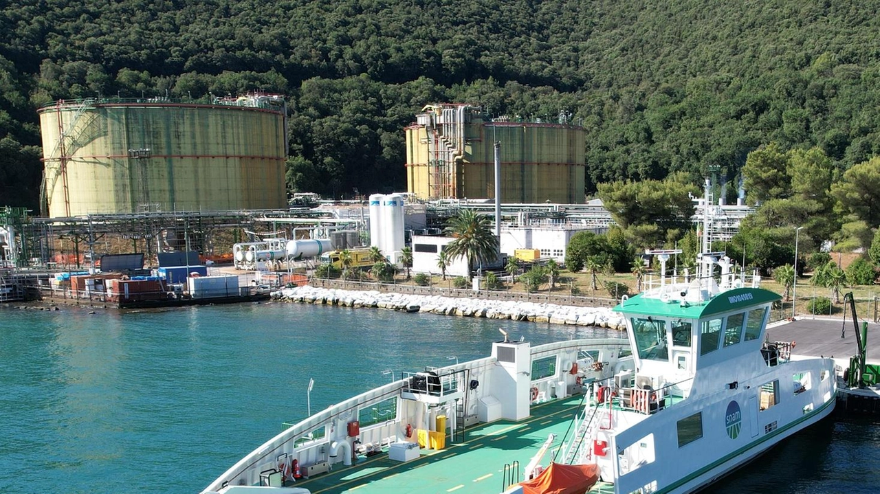 La motonave Greenwave, utilizzata da Snam per il servizio di truck loading nel golfo, ormeggiata al molo del rigassificatore di Panigaglia La motonave Greenwave, utilizzata da Snam per il servizio di truck loading nel golfo, ormeggiata al molo del rigassificatore di Panigaglia