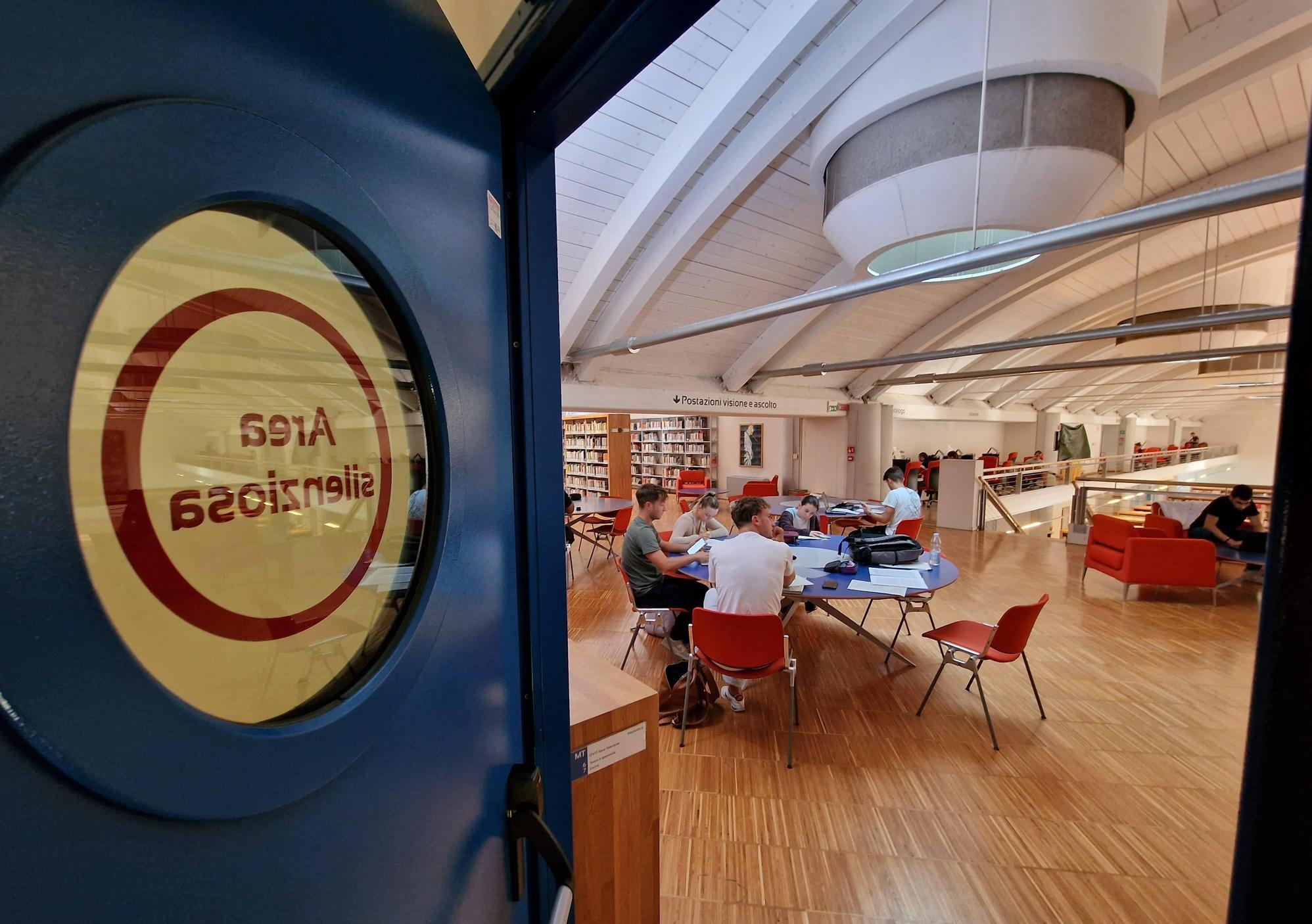 Crollo nella sala lettura. Degrado alla San Giorgio: "I lavori sono urgenti" Crollo nella sala lettura. Degrado alla San Giorgio: "I lavori sono urgenti"