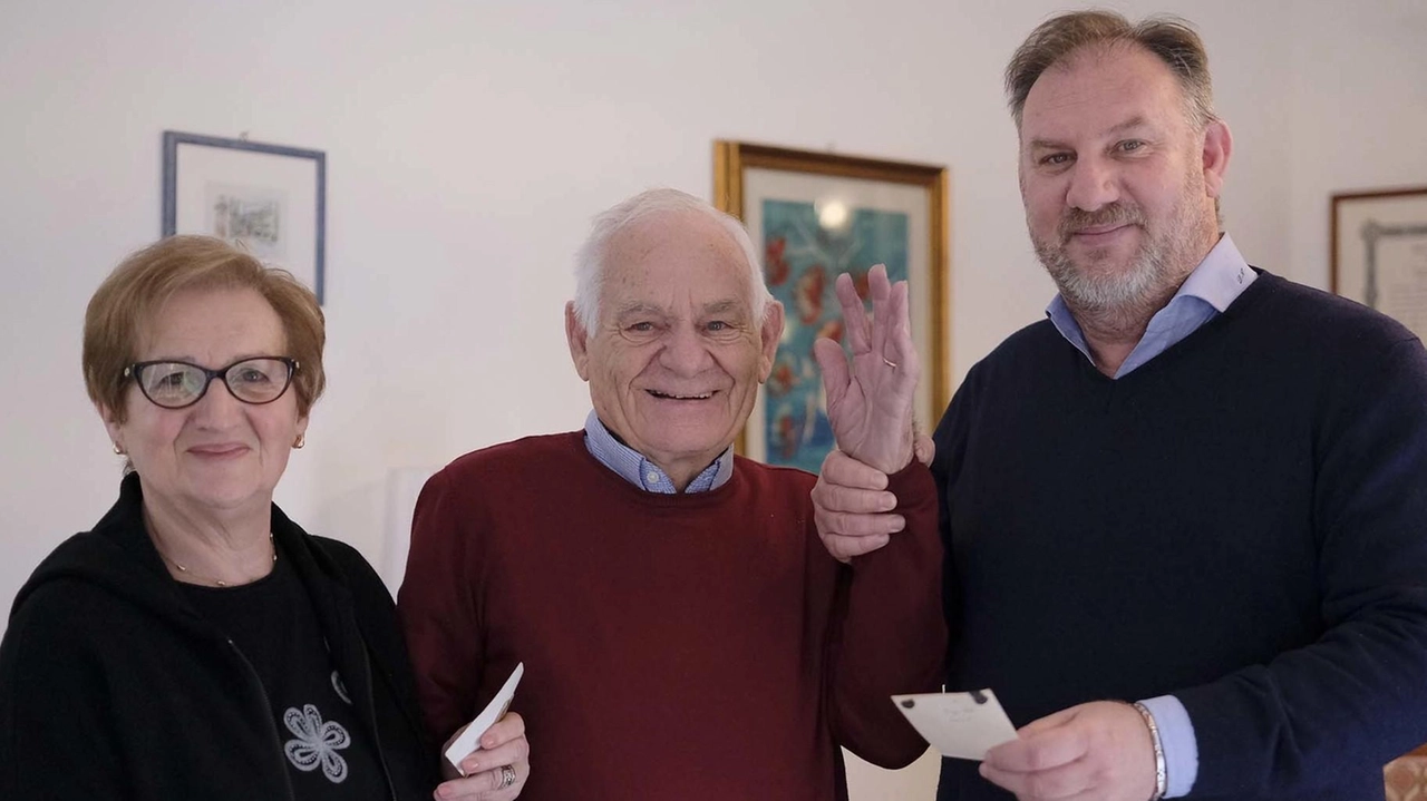 Nespolo, residente a Luni, era in servizio di soccorso quando crollò il Monte Toc "Un viaggio infinito in motocicletta nella notte senza sapere dove stessi andando". Nespolo, residente a Luni, era in servizio di soccorso quando crollò il Monte Toc "Un viaggio infinito in motocicletta nella notte senza sapere dove stessi andando".