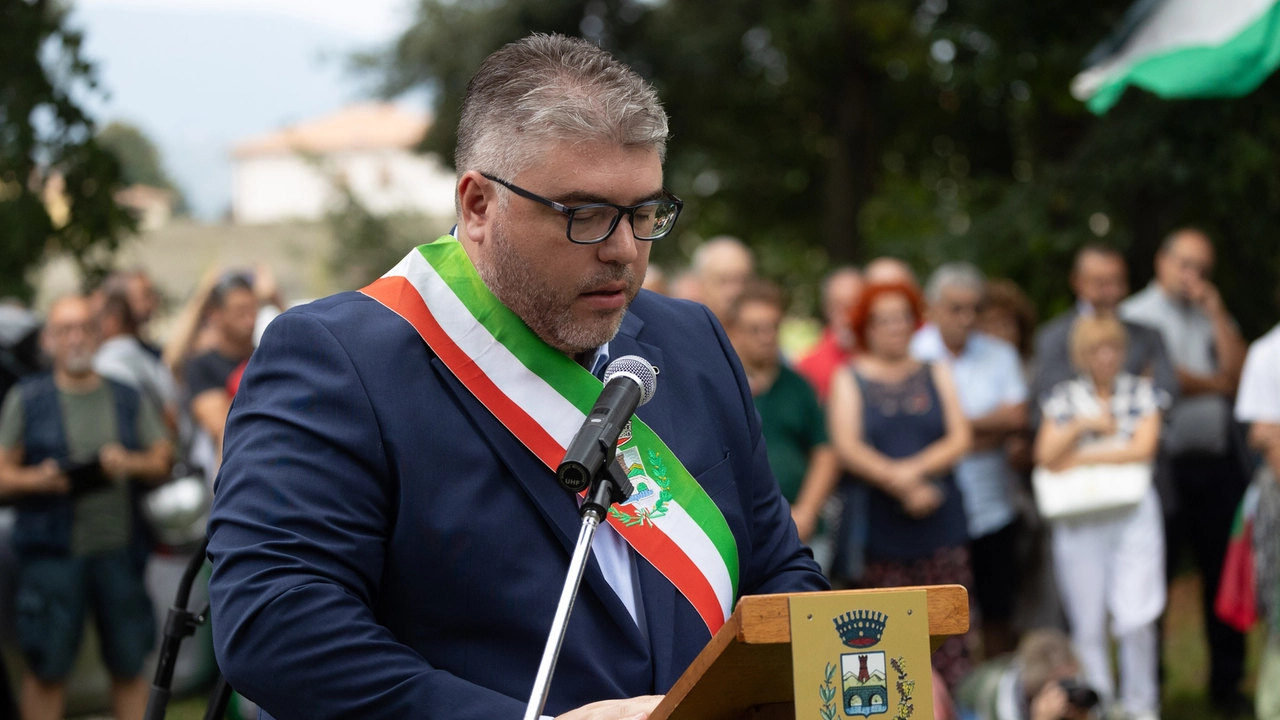 Il sindaco di San Giuliano Terme, Matteo Cecchelli durante la cerimonia funebre di Marah Il sindaco di San Giuliano Terme, Matteo Cecchelli durante la cerimonia funebre di Marah