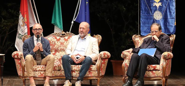 Il sindaco di Chiusi Sonnini: "Tema delicato che tocca tutti noi". L’arcivescovo Lojudice: "Dobbiamo guardare i ragazzi negli occhi"