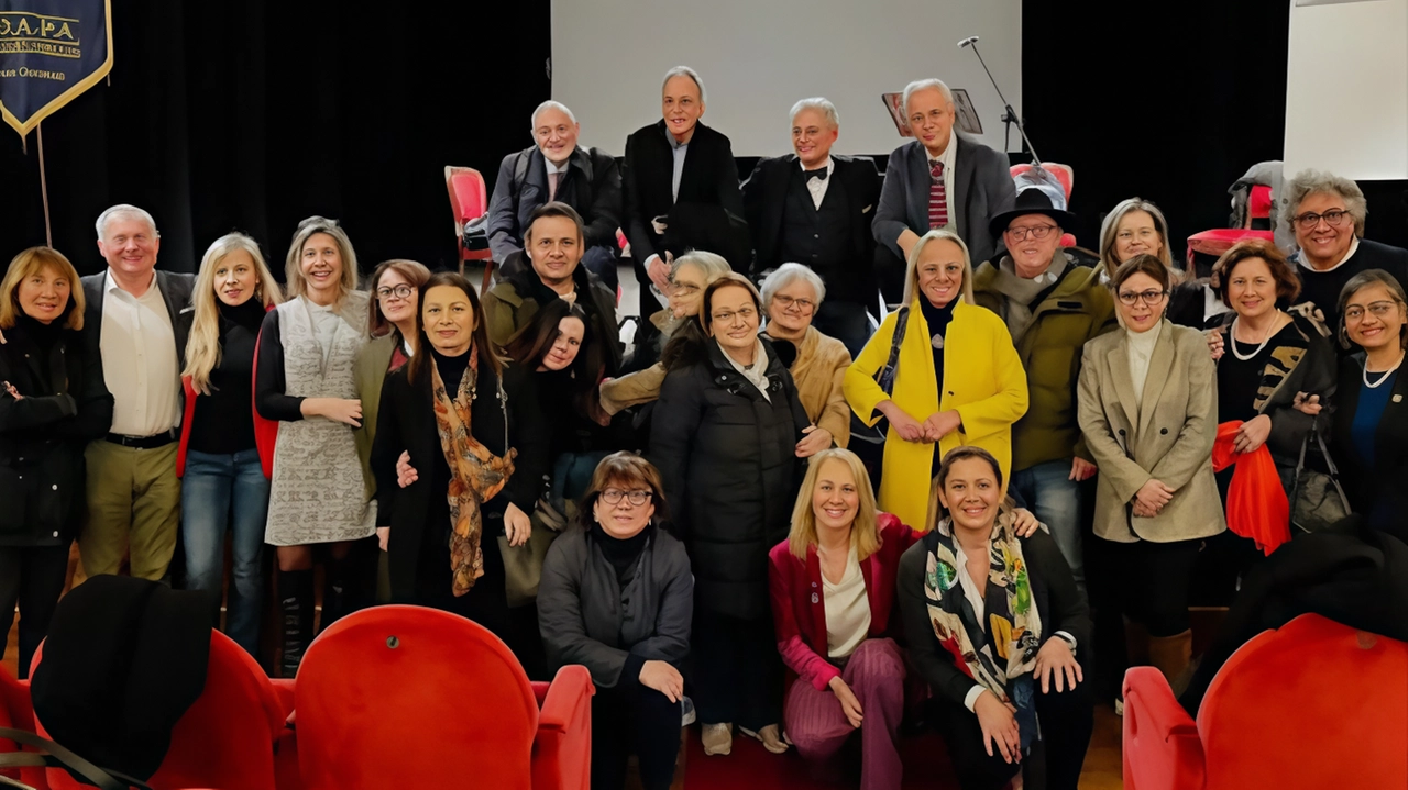 L’iniziativa di Fidapa e Lilt è culminata con un dibattito al teatro Guglielmi. Oltre 200 ragazzi hanno ascoltato gli interventi di psicologi e medici specialisti.