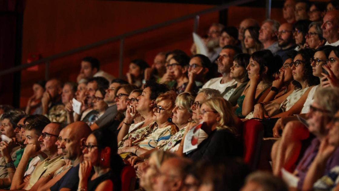 https://www.lanazione.it/image-service/view/acePublic/alias/contentid/MTNjODkzMTgtYjA4Yi00/0/si-al-declassamento-del-teatro-addio-al-titolo-nazionale-ma-non-sono-esclusi-ricorsi.jpeg?f=16:9&w=1200&h=630