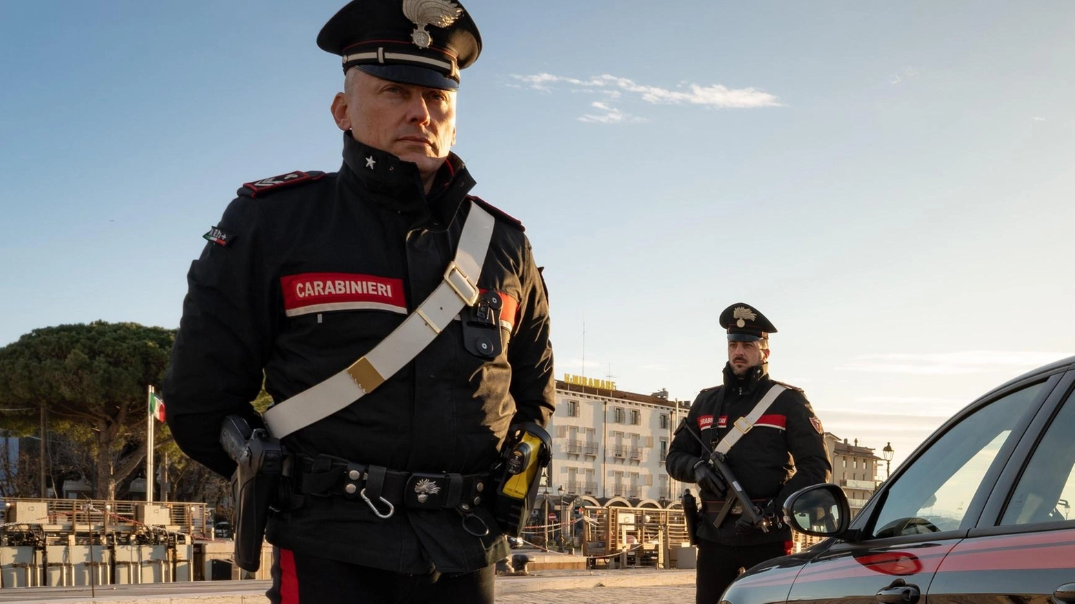 Carabinieri di Pisa e Volterra denunciano due persone per porto abusivo di coltello e guida in stato di ebbrezza, ritirando le patenti. Controlli per la sicurezza stradale in atto.
