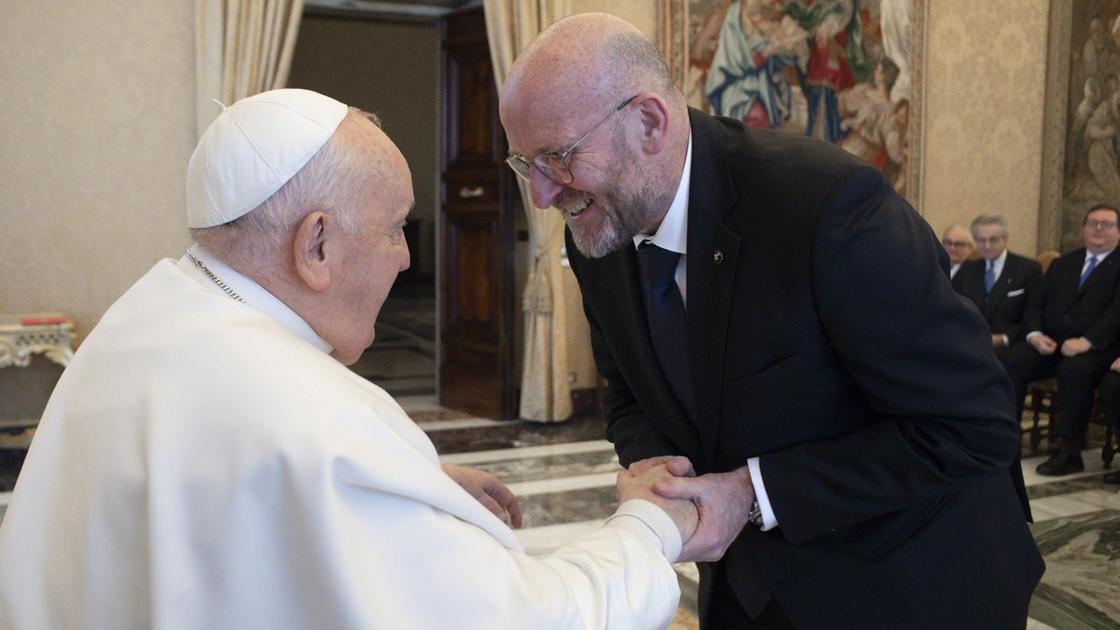 “Rifiutò l’auto blindata, la voleva aperta”. Papa Francesco, il ricordo dell’ex capo della Gendarmeria