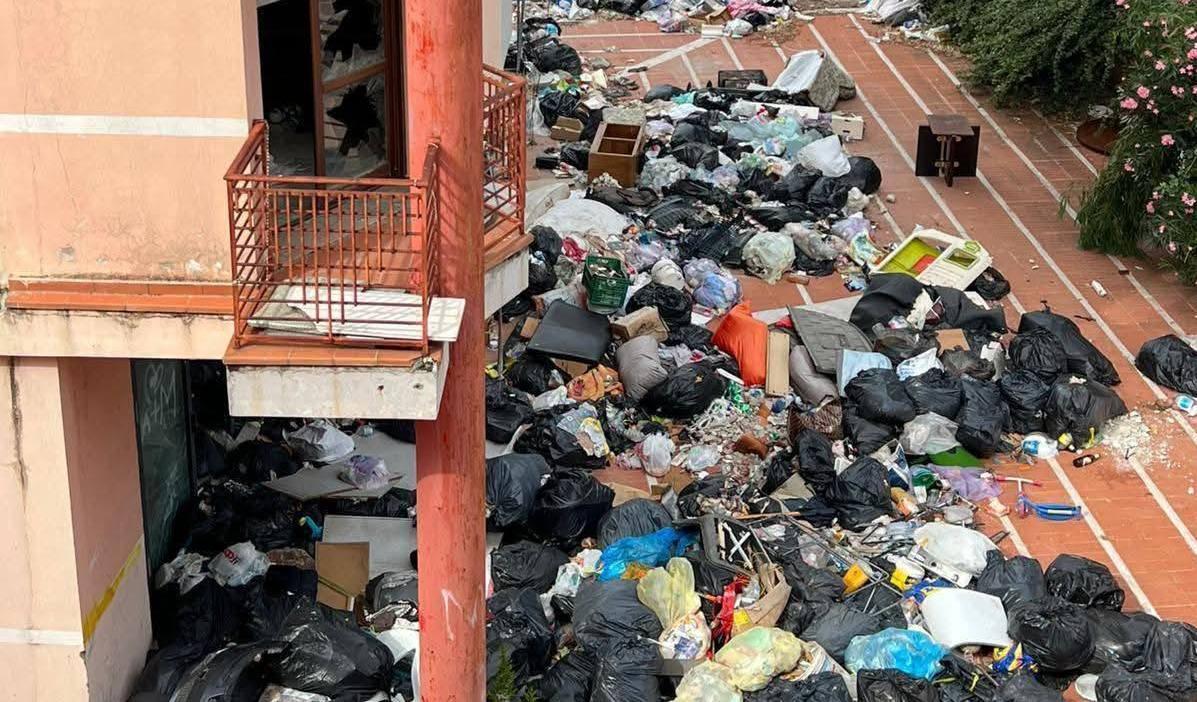 Palazzo Rosa e la sua discarica: "Il problema mai sottovalutato. Alla proprietà chieste telecamere"