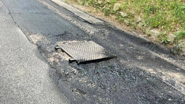 Uno dei tratti di strada dove, a seguito dei lavori per la posa della fibra ottica, non è stato poi completato l’intervento con la stesa di nuovo asfalto Uno dei tratti di strada dove, a seguito dei lavori per la posa della fibra ottica, non è stato poi completato l’intervento con la stesa di nuovo asfalto