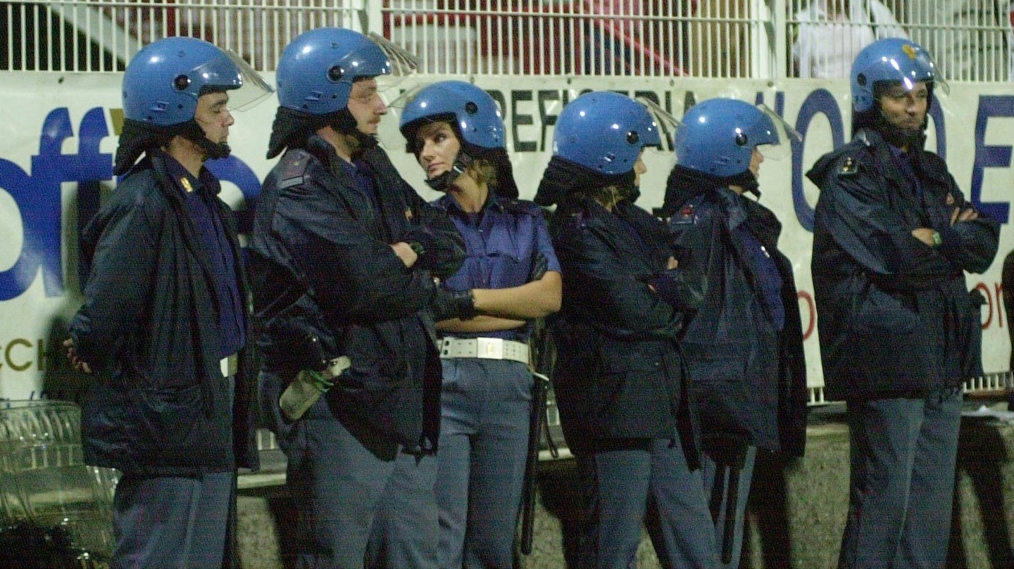 Alla fine della partita Spezia-Venezia i tifosi ospiti hanno sfogato con dei lanci la rabbia per la mancata serie A. Il poliziotto è stato portato all’ospedale con prognosi di dodici giorni