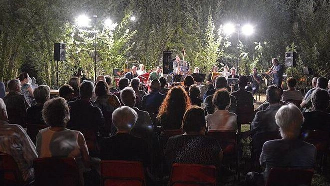 La rassegna "L’altro scrigno di Pandora" a Capannori offre spettacoli di magia, musica e teatro fino al 4 agosto. Eventi gratuiti e di qualità, organizzati con il patrocinio del comune. La rassegna "L’altro scrigno di Pandora" a Capannori offre spettacoli di magia, musica e teatro fino al 4 agosto. Eventi gratuiti e di qualità, organizzati con il patrocinio del comune.