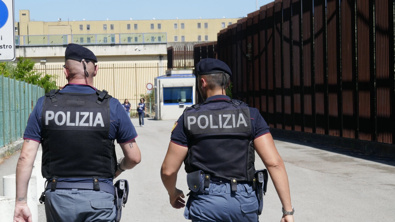 Polizia fuori dal carcere di Prato (Foto Attalmi)