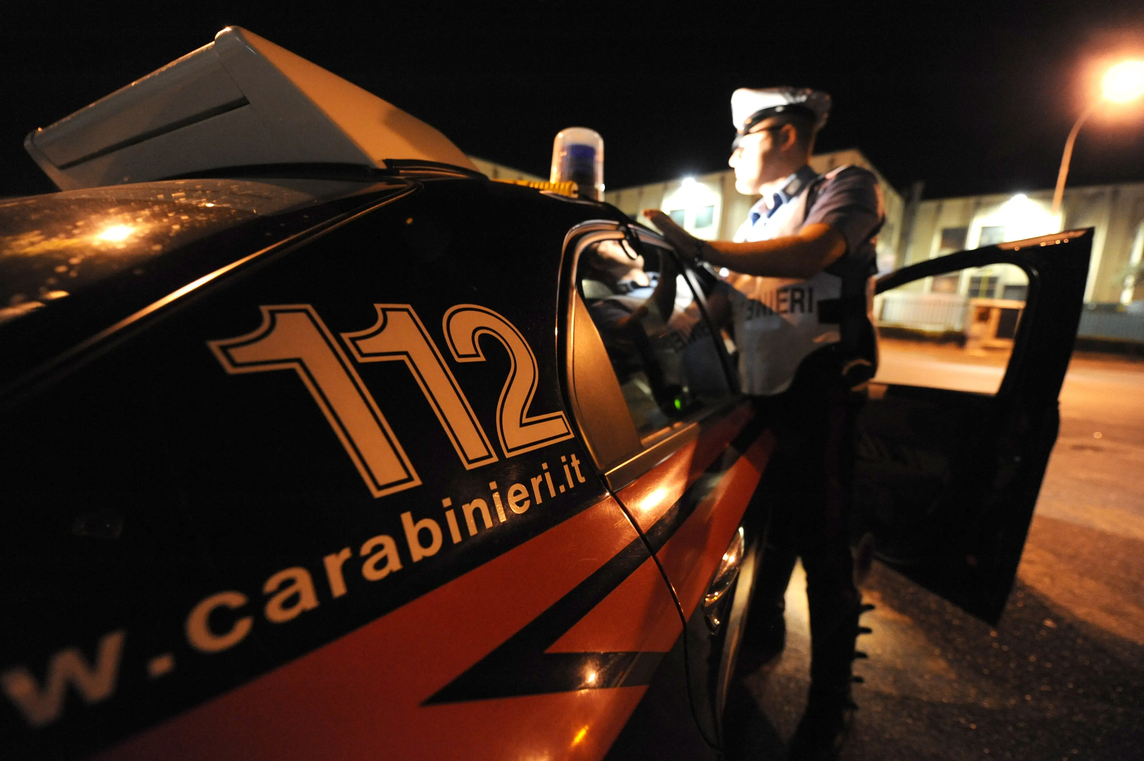 Adolescente abusata dal patrigno, foto della ragazzina nel cellulare: uomo arrestato dai carabinieri