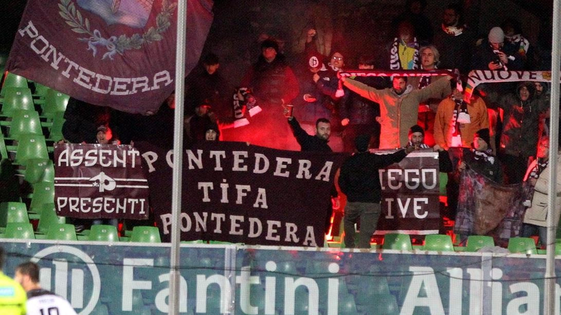 Tifosi del Pontedera allo stadio comunale Mannucci: domani sera i granata saranno in campo contro la Spal (Foto Bongianni/Germogli) Tifosi del Pontedera allo stadio comunale Mannucci: domani sera i granata saranno in campo contro la Spal (Foto Bongianni/Germogli)
