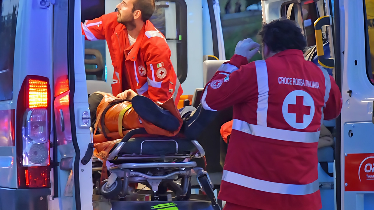 L’uomo è stato ricoverato al pronto soccorso e dimesso con 10 giorni di prognosi L’uomo è stato ricoverato al pronto soccorso e dimesso con 10 giorni di prognosi