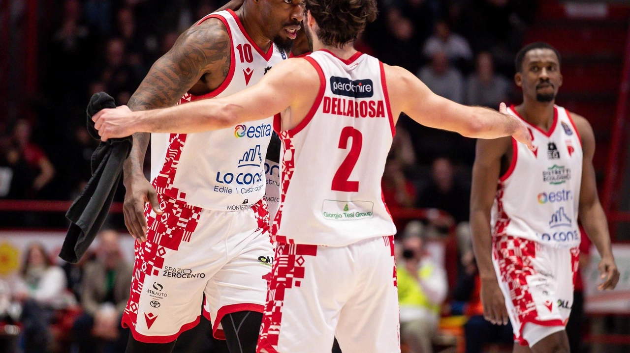 In foto di Cooke Jr e Gianluca della Rosa mentre esultano dopo un canestro durante la partita vinta da Pistoia contro Varese In foto di Cooke Jr e Gianluca della Rosa mentre esultano dopo un canestro durante la partita vinta da Pistoia contro Varese