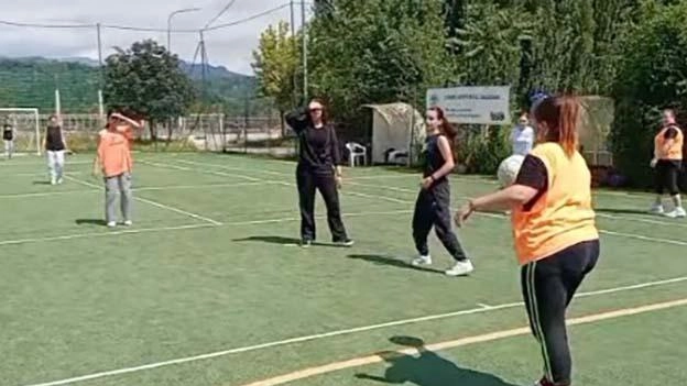 Ieri, tra gli applausi e una tifoseria degna di nota, è partito il torneo di calcetto femminile agli Impianti Sportivi, mentre si prosegue questa sera, dalle 18, allo stadio «Silvio Toti» con quello maschile (. foto Borghesi Ieri, tra gli applausi e una tifoseria degna di nota, è partito il torneo di calcetto femminile agli Impianti Sportivi, mentre si prosegue questa sera, dalle 18, allo stadio «Silvio Toti» con quello maschile (. foto Borghesi