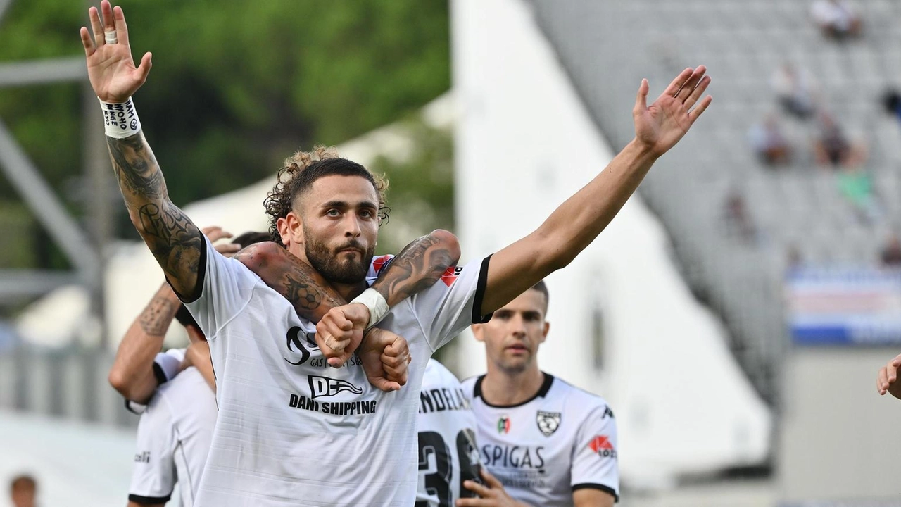L’esordio in campionato è alle porte e ad entrare nel vivo del derby contro la Carrarese è mister Luca D’Angelo...