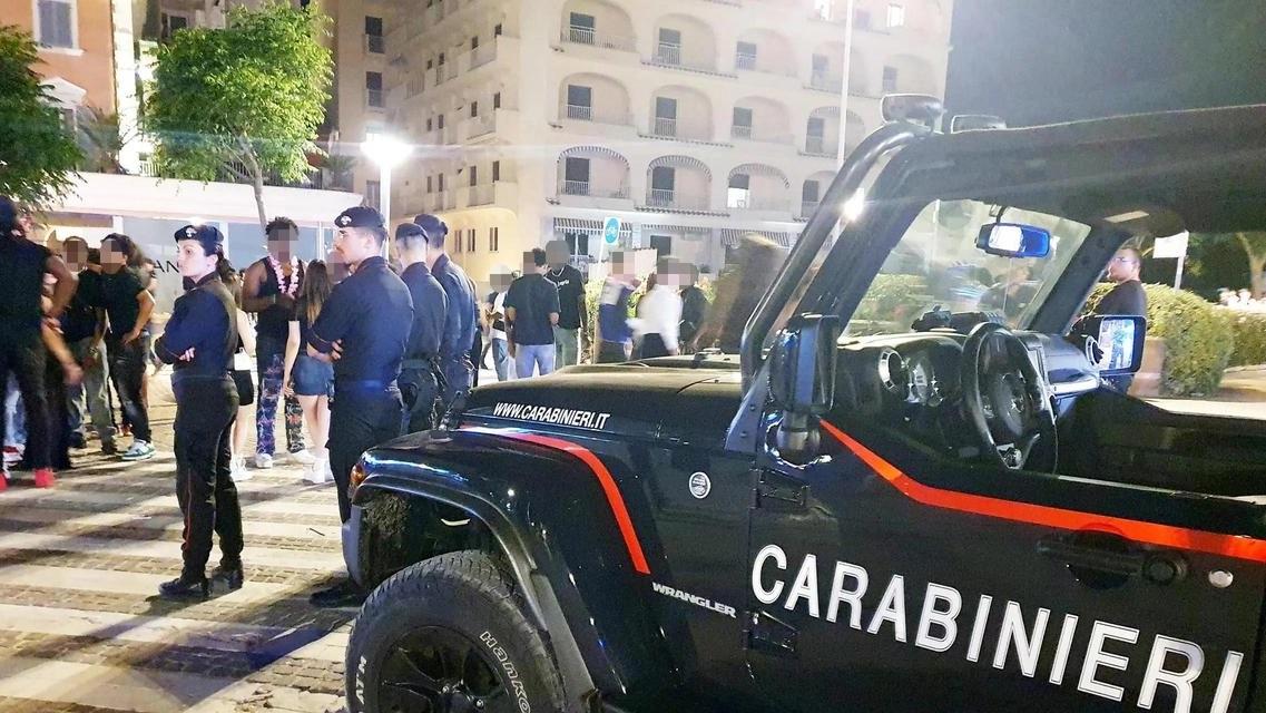 Viareggio, 2 risse in 2 giorni: botte e un ferito nella rinnovata via Mazzini. Bloccati anche i bus Viareggio, 2 risse in 2 giorni: botte e un ferito nella rinnovata via Mazzini. Bloccati anche i bus