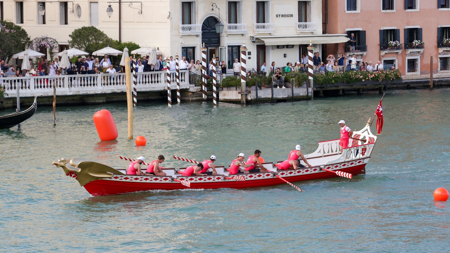 Uno scatto del Galeone Rosso nella laguna di Venezia
