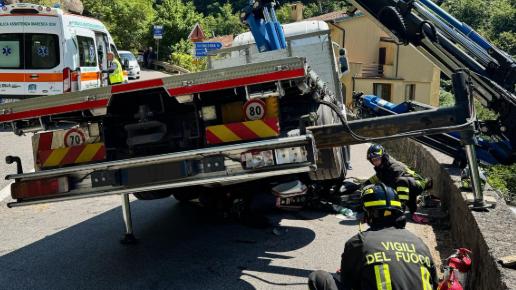 Incidente, motociclista finisce sotto un camion: vigili del fuoco lo liberano Incidente, motociclista finisce sotto un camion: vigili del fuoco lo liberano