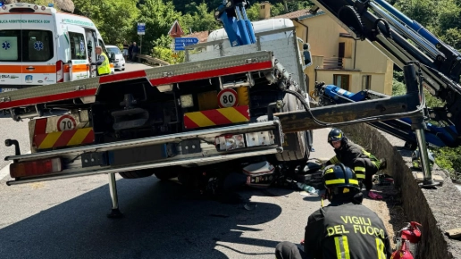 La moto finita sotto il camion e le operazioni dei vigili del fuoco per liberare il centauro La moto finita sotto il camion e le operazioni dei vigili del fuoco per liberare il centauro