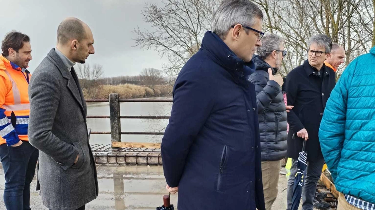 Sopralluogo sul cantiere del Ponte della Botte tra Calcinaia e Vicopisano del presidente della Provincia e dei sindaci con i tecnici Sopralluogo sul cantiere del Ponte della Botte tra Calcinaia e Vicopisano del presidente della Provincia e dei sindaci con i tecnici