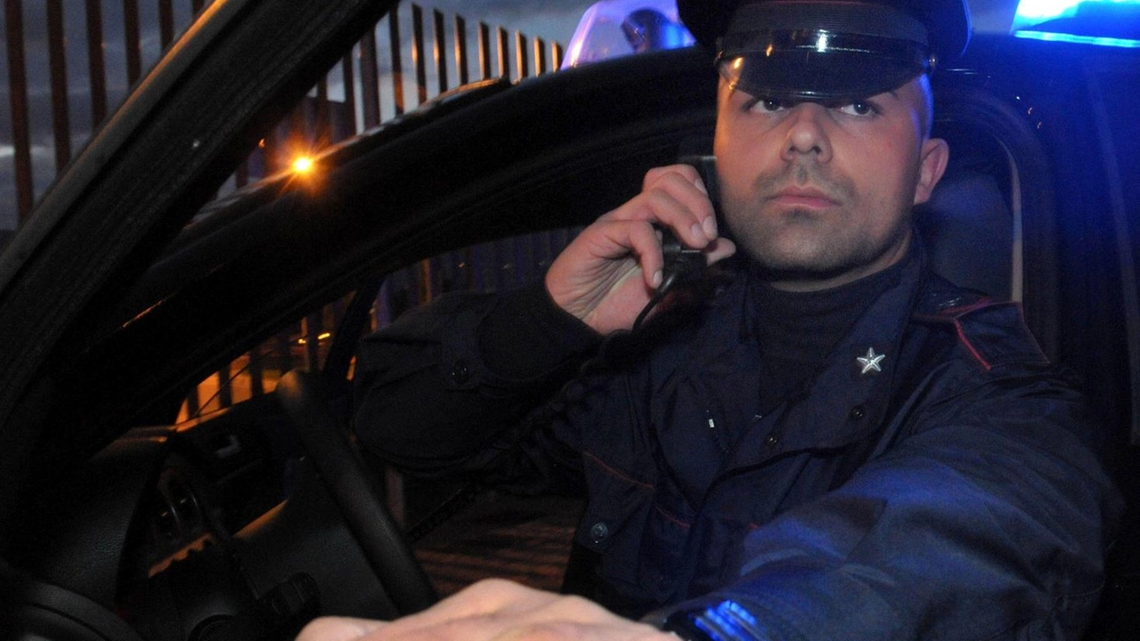 Svegliati da un botto e da un bagliore in piena notte, si sono trovati un razzo sul pavimento della camera.... Svegliati da un botto e da un bagliore in piena notte, si sono trovati un razzo sul pavimento della camera....